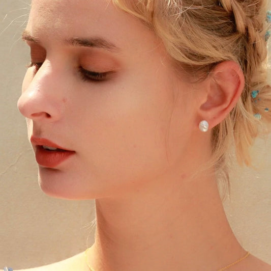 白色花瓣珍珠耳針 Keshi pearl studs