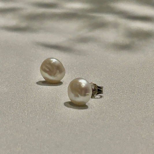白色花瓣珍珠耳針 Keshi pearl studs