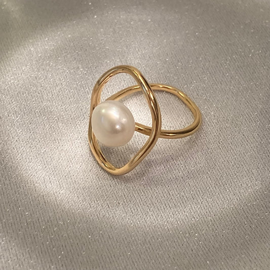 Golden Ripple Pearl Ring