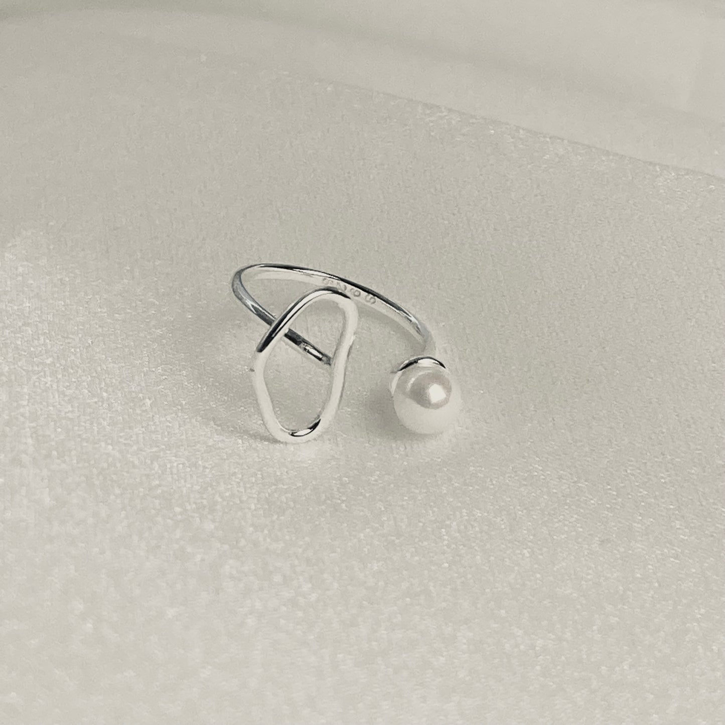 Silver and Pearl Dew ring - - ロンドン・アクセサリー・ウィークの作品